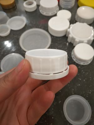 Ακίνδυνα για τα παιδιά 38mm πλαστικά καλύμματα κεφαλών κοχλίου ISO9001 μπουκαλιών PE πλαστικά